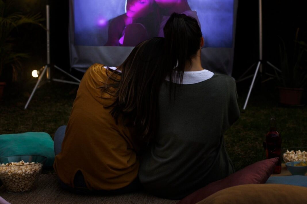 अगर आप सिर्फ अपनी पत्नी के साथ एक खास मूवी-नाइट प्लान कर रहे हैं, तो ये लिस्ट आपके लिए है