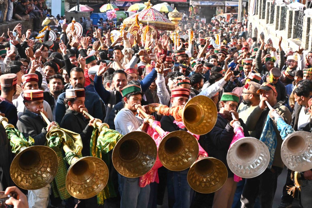Mandi Shivratri Festival में देव समागम का दिव्य अनुभव! वाद्य ध्वनियों से गूंज उठा पूरा शहर
