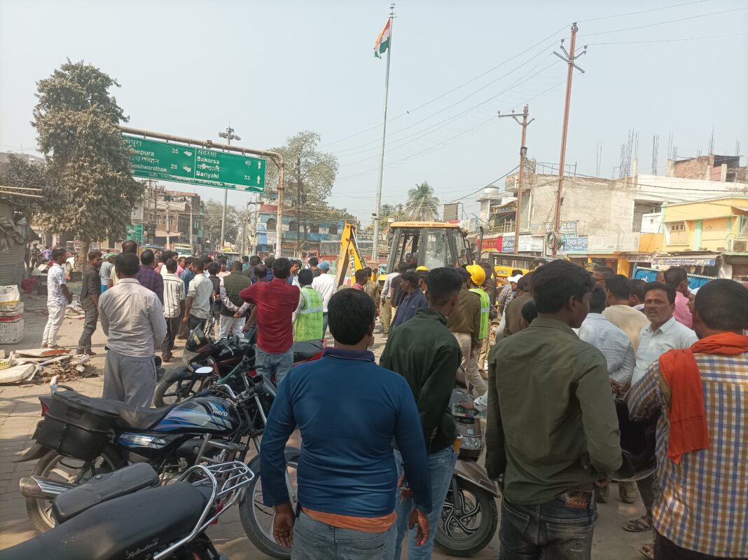 सुपौल में लोहियानगर चौक पर अतिक्रमण हटाओ अभियान, दुकानदारों से हल्की नोकझोंक