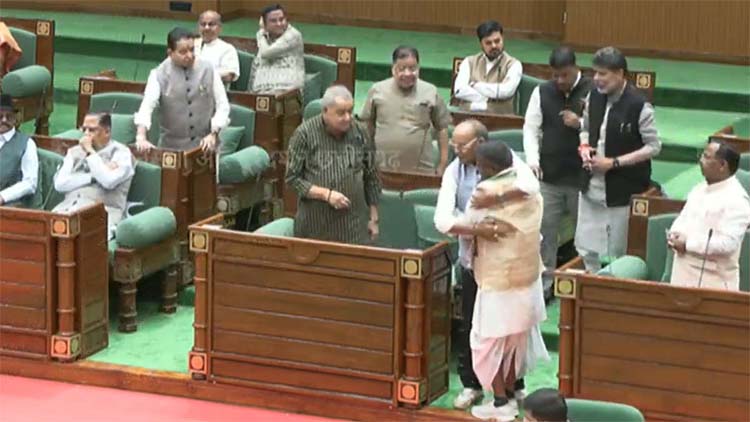 छत्तीसगढ़ विधानसभा में एक साल बाद लौटे कवासी लखमा, विधायकों ने गले लगाकर किया स्वागत