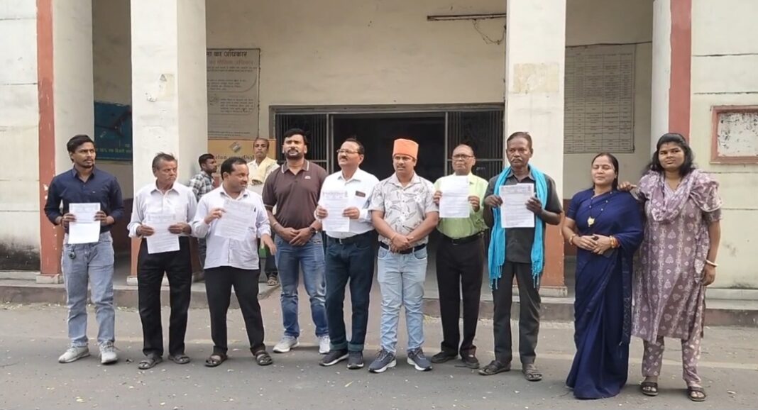 Yadav Ji Ki Love Story Controversy! फिल्म पर रोक की मांग, प्रशासन को सौंपा ज्ञापन