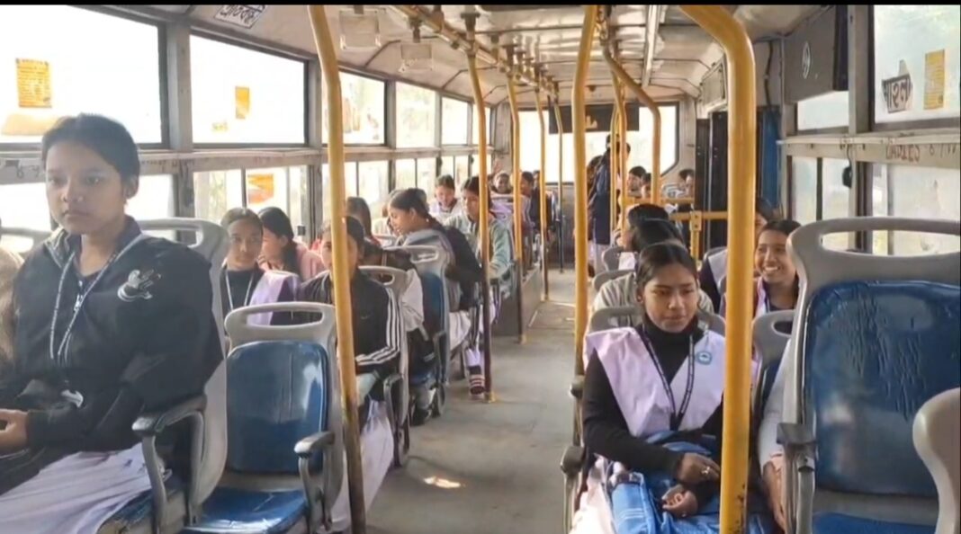 Forest Area Madhyamik Exam Safety: वन विभाग की पहल, परीक्षार्थियों को सुरक्षित पहुंचाया जा रहा परीक्षा केंद्र