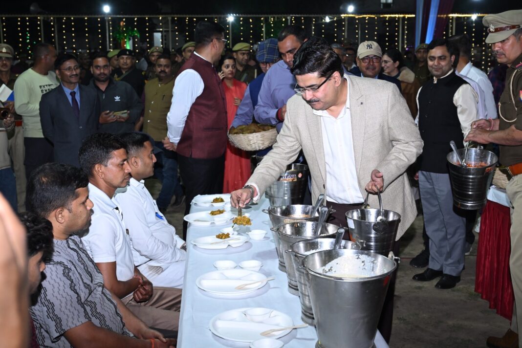 बरेली पुलिस लाइन में ‘बड़ा खाना’, अफसरों ने खुद परोसा जवानों को भोजन