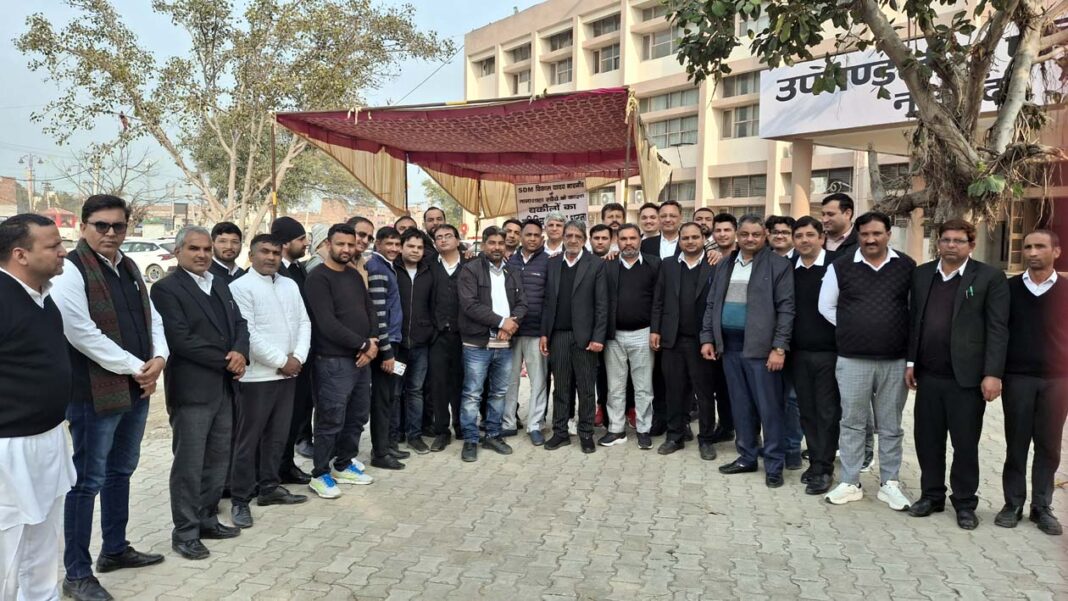 Hansi Lawyers Protest Ends: डीसी से वार्ता सफल, वकीलों ने धरना समाप्त किया