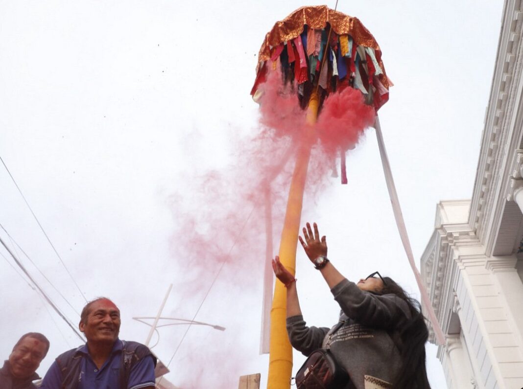 काठमांडू में होली की भव्य शुरुआत, नेवार समुदाय ने खड़ा किया चीर