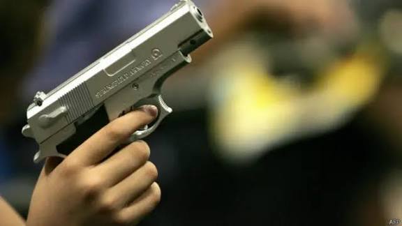 बांदा में संदिग्ध गोलीकांड: युवक की मौत, ससुर पर आरोप या आत्महत्या?