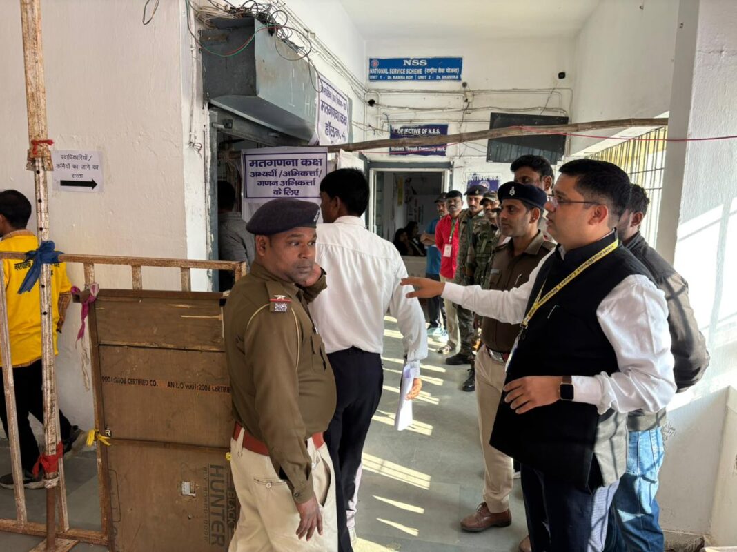 रामगढ़ नगर परिषद चुनाव: मतगणना कक्ष का अधिकारियों ने किया निरीक्षण