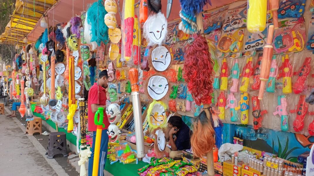 होली की आहट के साथ पटना के बाजारों में रौनक, रंग-गुलाल और पिचकारी की खरीदारी तेज