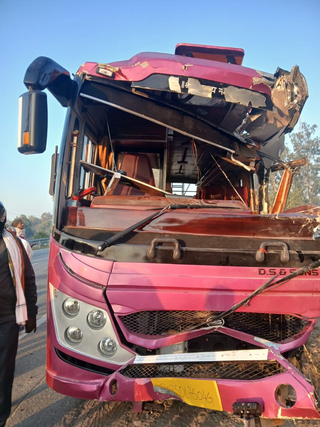 पटना जा रही छात्रों से भरी बस हादसे का शिकार, दो शिक्षकों की मौत, 11 छात्र घायल