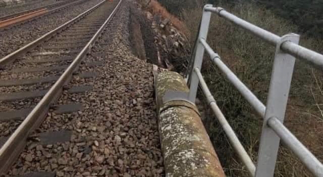 Barabanki Road Issue: रेलवे कार्य से टूटे पैरापेट, थाल कला मार्ग पर बढ़ा हादसे का खतरा