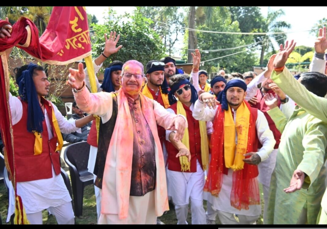 Uttarakhand Holi Celebration में रंगों की बहार! कुमाऊंनी-गढ़वाली होलियारों ने बांधा समां