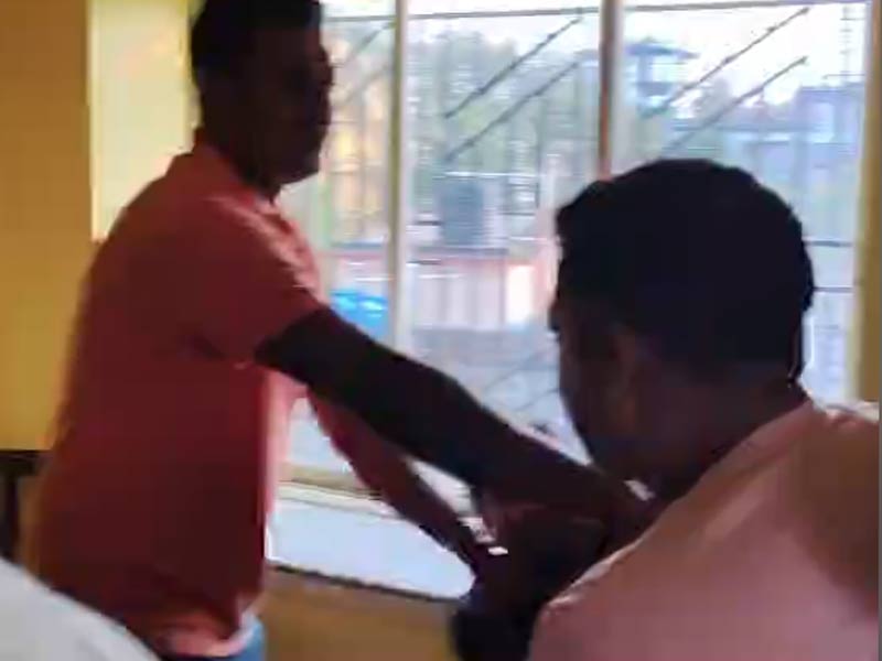 बैरकपुर में भाजपा की अंदरूनी कलह, पूर्व जिलाध्यक्ष की पिटाई का वीडियो वायरल