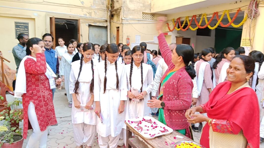 वाराणसी में कड़ी सुरक्षा के बीच यूपी बोर्ड परीक्षाएं शुरू, छात्राओं पर पुष्पवर्षा