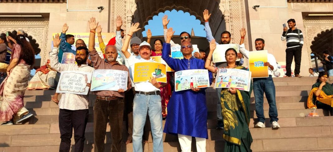 Varanasi Ganga Safety Drive: नाव में बैठें तो लाइफ जैकेट जरूर पहनें, पर्यटकों से खास अपील!