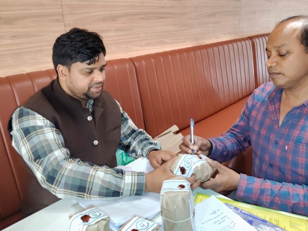 Bareilly Food Safety Raid! होली से पहले पास्ता मसाला में फंगस, मिर्च में जहरीला रंग पकड़ा गया