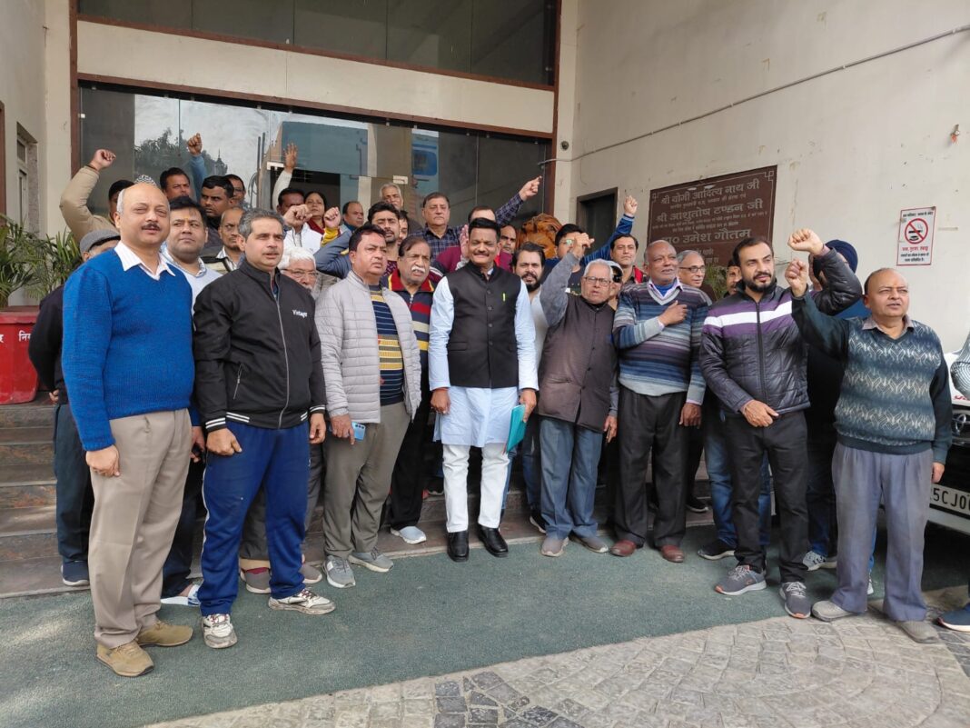 Bareilly Municipal Row: अफसरशाही की मनमानी पर दुकानदारों का हंगामा, महापौर को घेरा