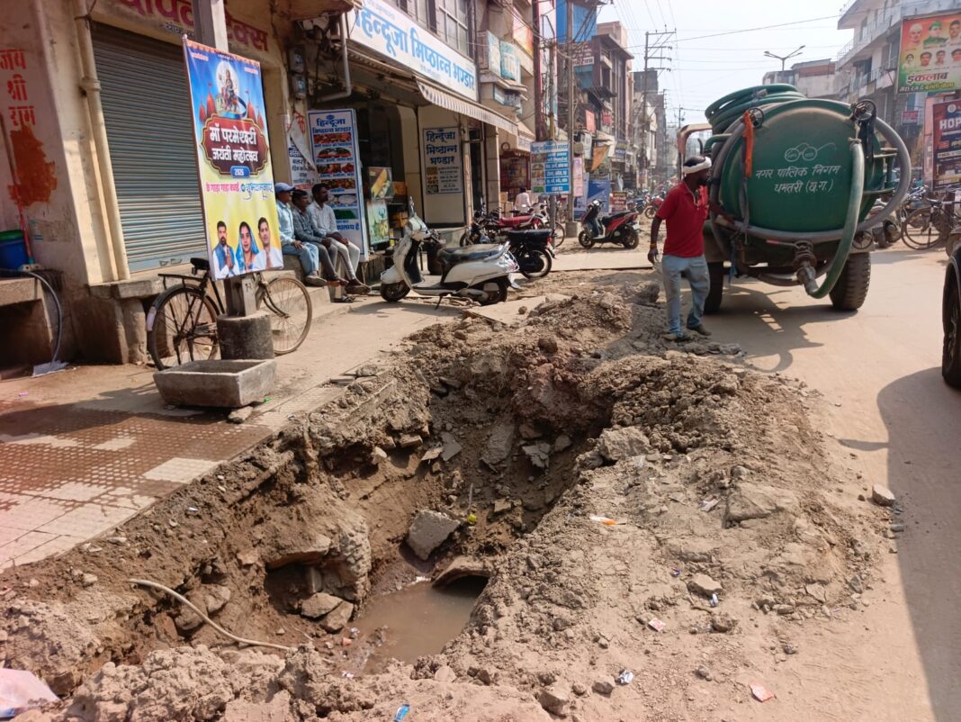 Dhamtari Water Crisis Alert! 20 परिवार पखवाड़े से बिना पानी, पाइपलाइन टूटी