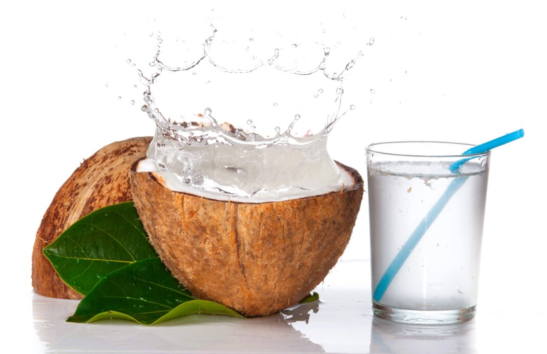 कभी-कभी खूबसूरत स्किन का राज बोतल में नहीं, नारियल के अंदर छुपा होता है।