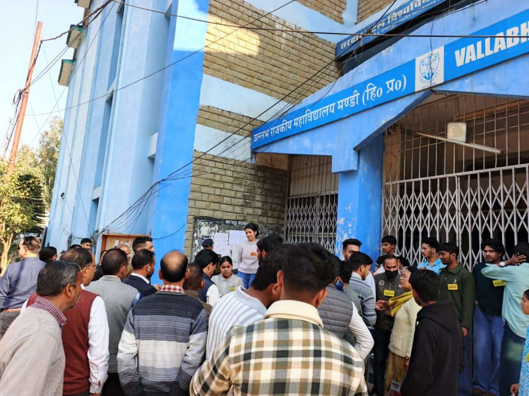 ABVP Mandi Protest में तालाबंदी! छात्र मांगों पर प्रशासन से टकराव