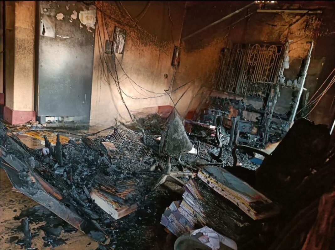 मलूका में केनरा बैंक शाखा में आग, कंप्यूटर व दस्तावेज जले, लाखों का नुकसान