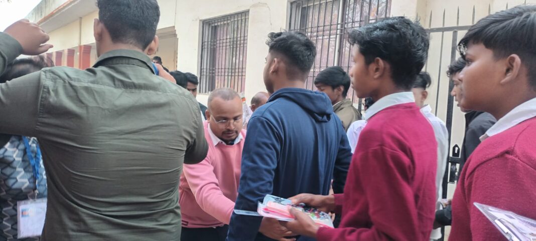 UP Board Exam Jaunpur: 206 केंद्रों पर सख्त निगरानी, 1.54 लाख छात्र दे रहे परीक्षा!