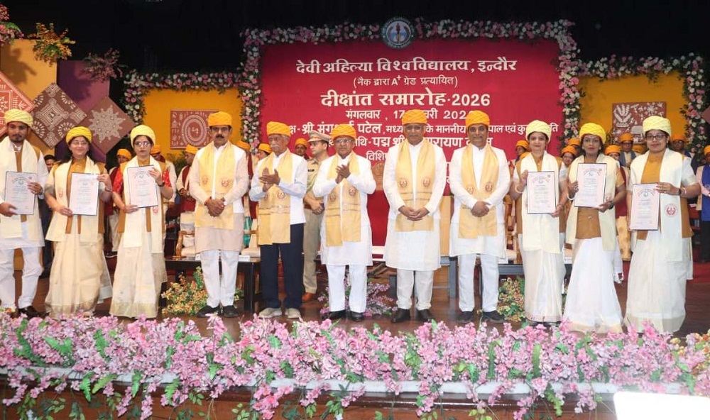 Indore Convocation 2026 में गूंजा अहिल्याबाई का संदेश! राज्यपाल ने बांटे स्वर्ण-रजत पदक