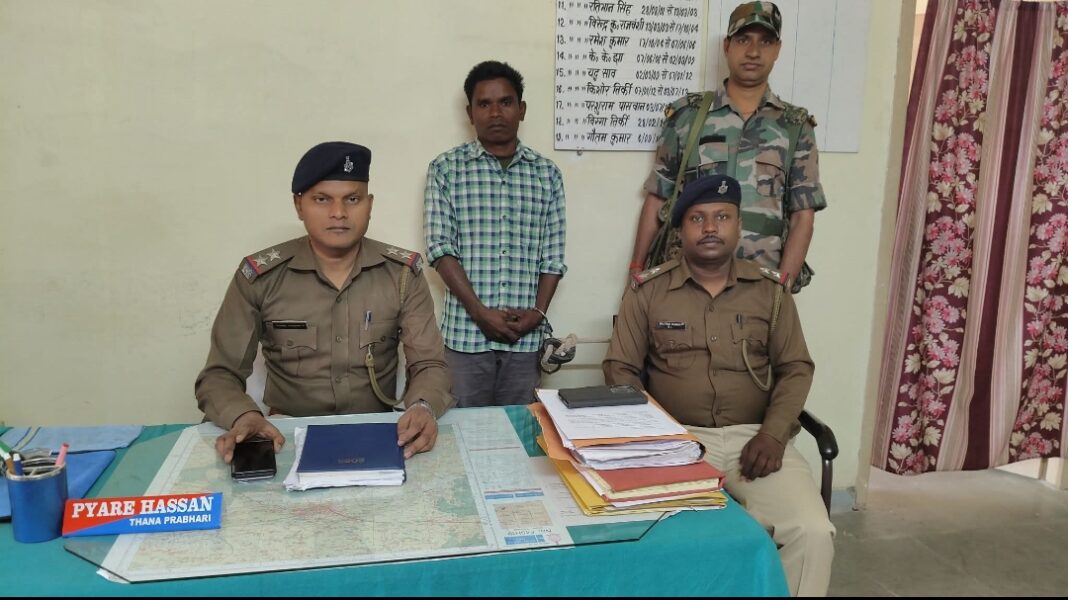 West Singhbhum Maoist Arrest: छह साल से फरार आरोपी गिरफ्तार, चाईबासा जेल भेजा गया