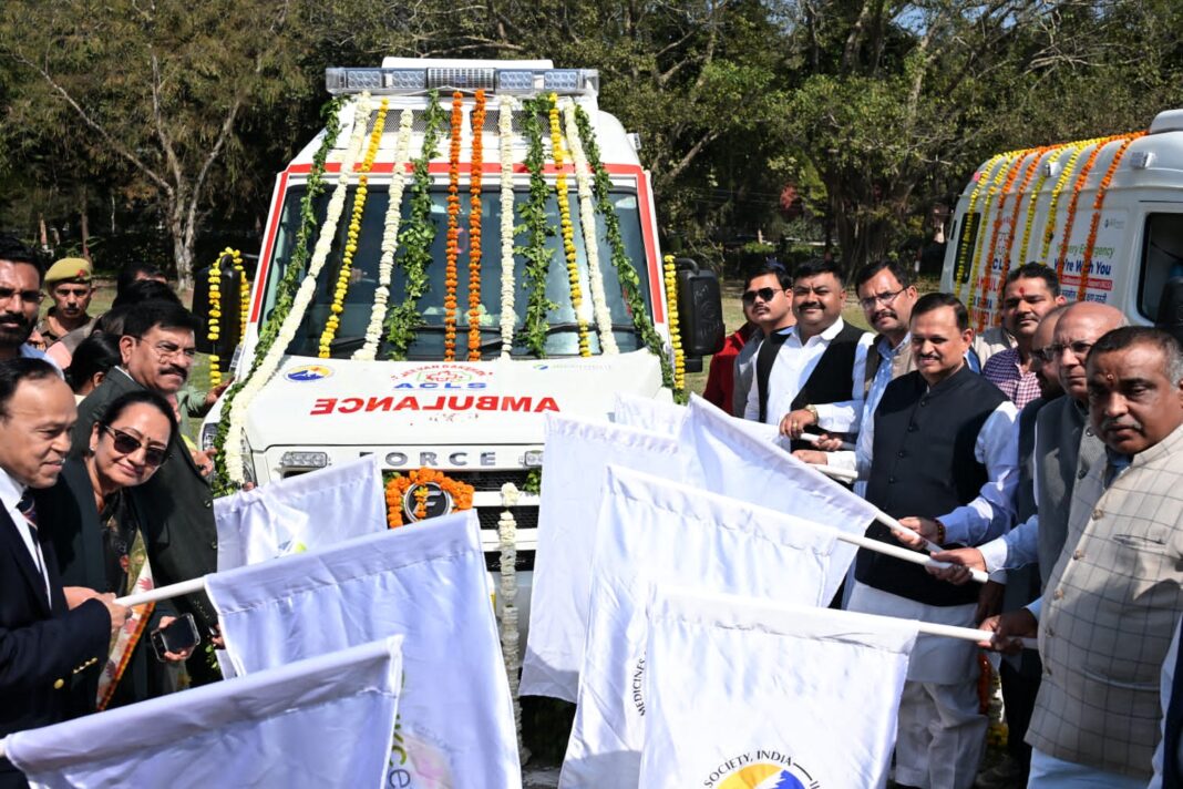 Kanpur Cardiac Ambulance Donation! जेके समूह ने दी दो लाइफ सपोर्ट एंबुलेंस, सांसद ने दिखाई हरी झंडी