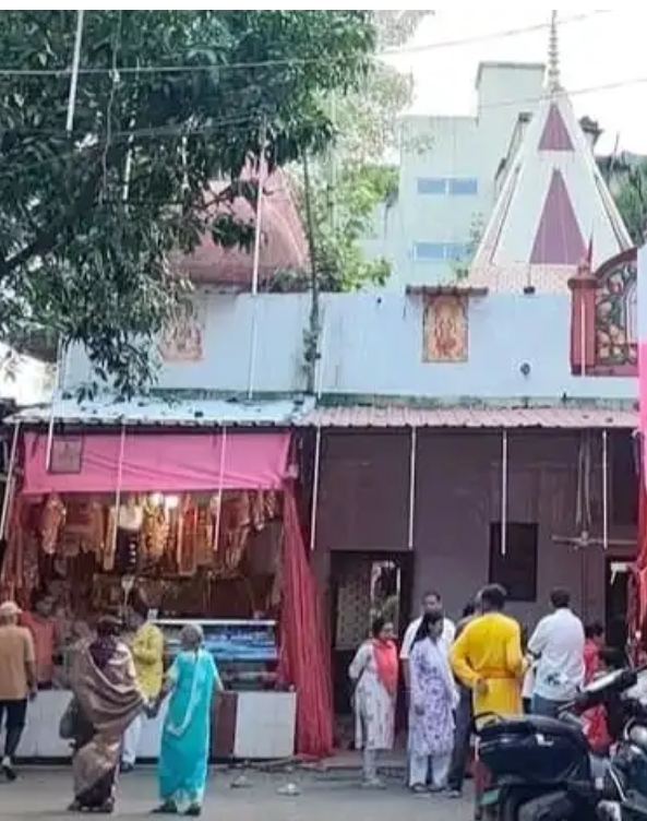 शीतला मंदिर में दान पेटी तोड़कर चोरी! लोगों ने आरोपी को रंगे हाथ पकड़कर पुलिस को सौंपा