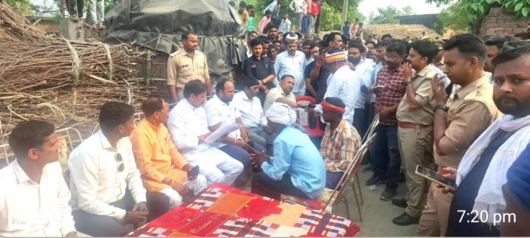 बाराबंकी हत्याकांड: पीड़ित परिवार से मिले मंत्री अनिल राजभर, दिया बड़ा भरोसा