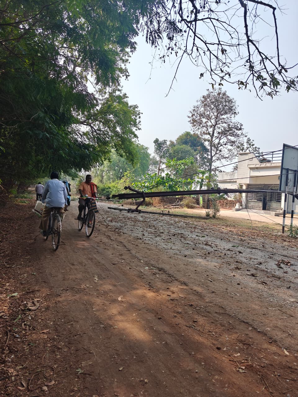 धमतरी में आंधी-बारिश का कहर! मुजगहन बायपास पर गिरे बिजली पोल, आवागमन ठप