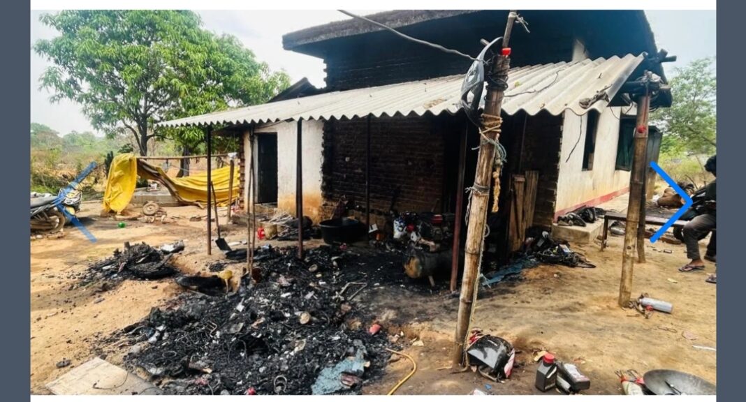 खूंटी में भीषण आग! बाइक रिपेयरिंग दुकान और घर जलकर राख, लाखों का नुकसान