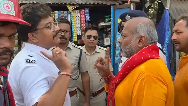 रामनवमी शोभायात्रा में हंगामा! हथियार विवाद पर पुलिस ने रोका जुलूस