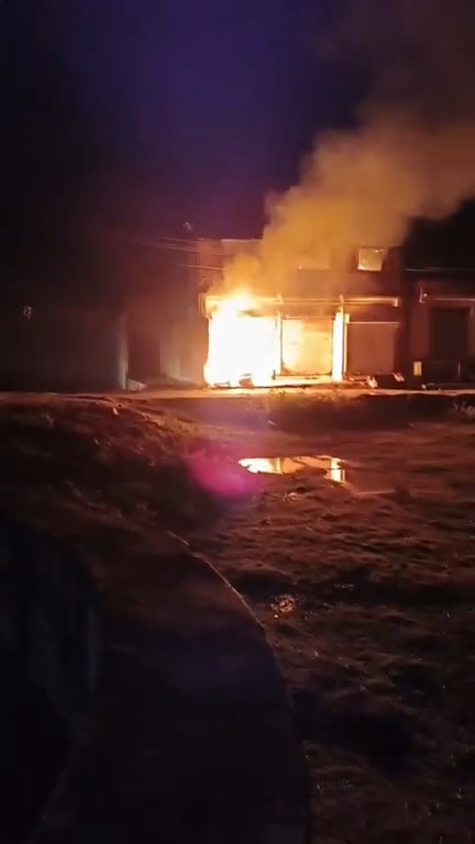 कोडरमा में भीषण आग! फर्नीचर गोदाम जलकर राख, 50 लाख का नुकसान कैसे हुआ?