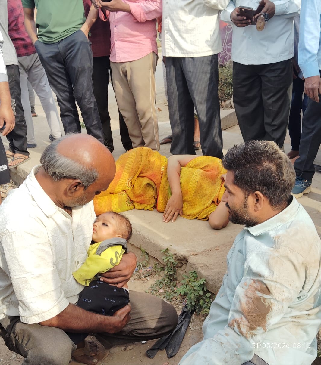 हादसे में मां बनी ढाल! टक्कर के बाद भी गोद से नहीं छूटा बच्चा, जानें चौंकाने वाली कहानी