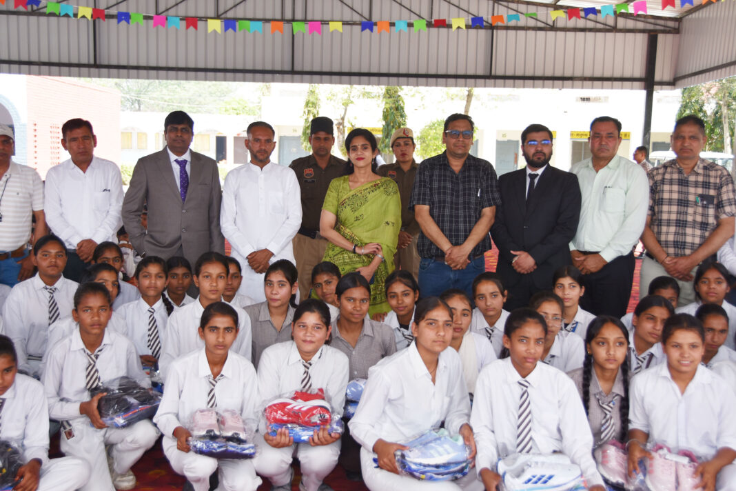 पढ़ाई के साथ खेल भी जरूरी: कैथल में डीसी अपराजिता ने छात्राओं को बांटे ट्रैक सूट