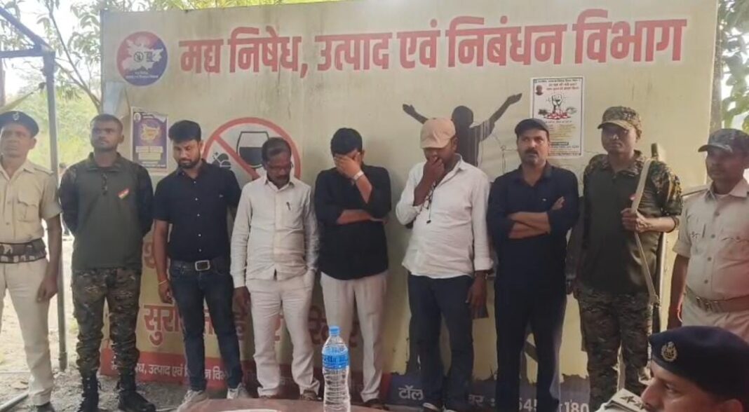 नेपाल से लौटते ही बड़ी कार्रवाई: शराब पीकर आए 5 शिक्षक गिरफ्तार, जानें पूरा मामला!