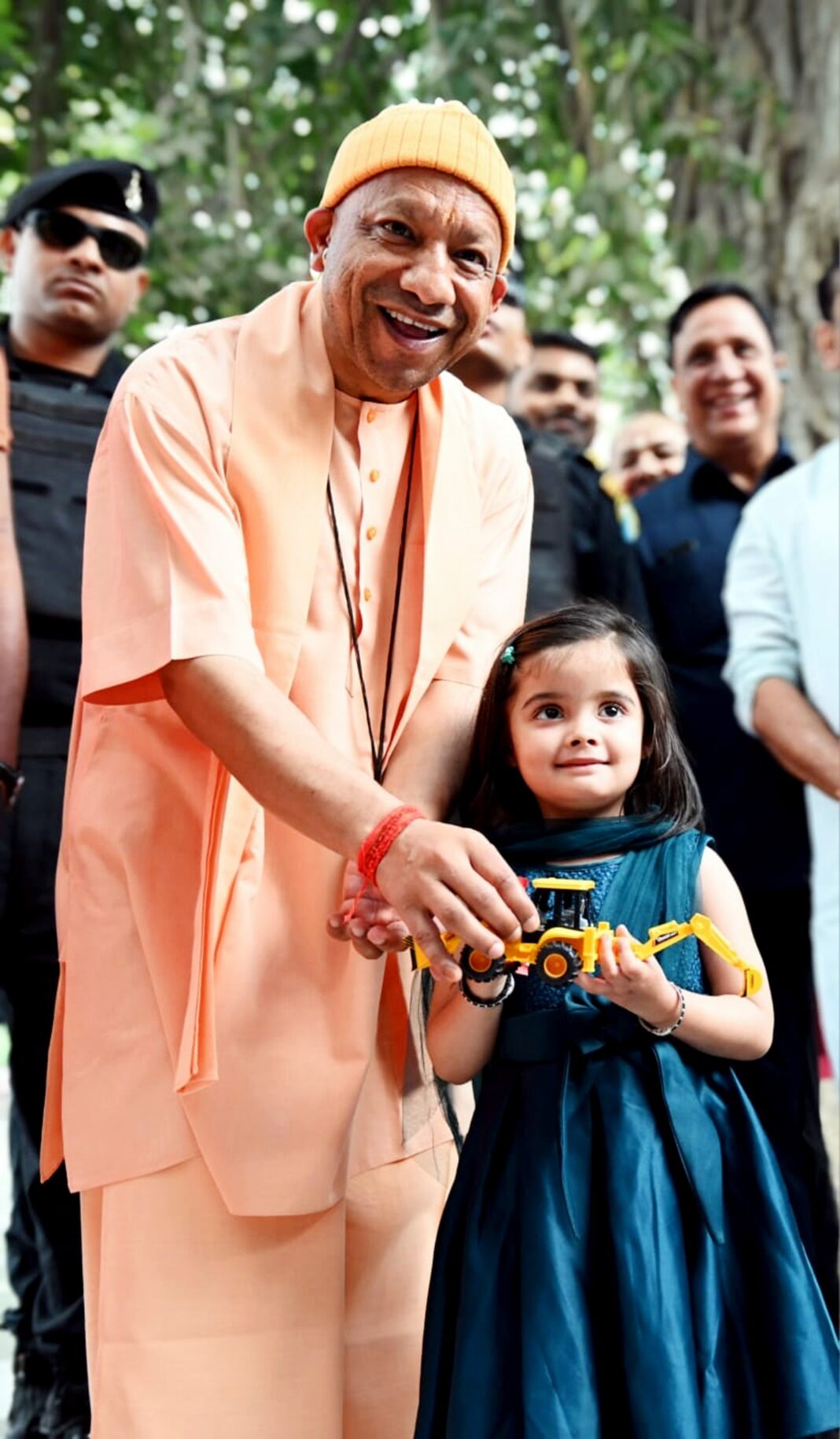 CM योगी को मिला अनोखा गिफ्ट: नन्हीं बच्ची ने दिया खिलौना बुलडोजर, देखिए क्या हुआ!