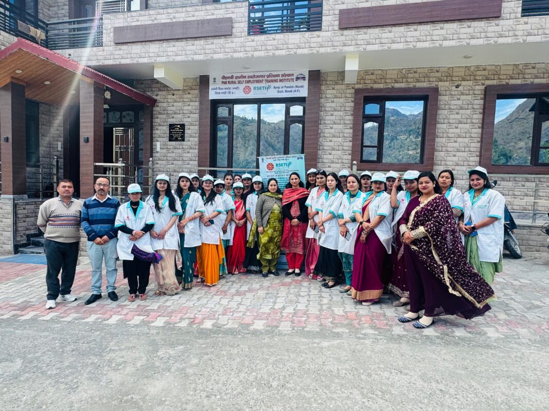 पंडोह में 25 महिलाओं ने सीखी ब्यूटी पार्लर ट्रेनिंग, 35 दिवसीय शिविर संपन्न