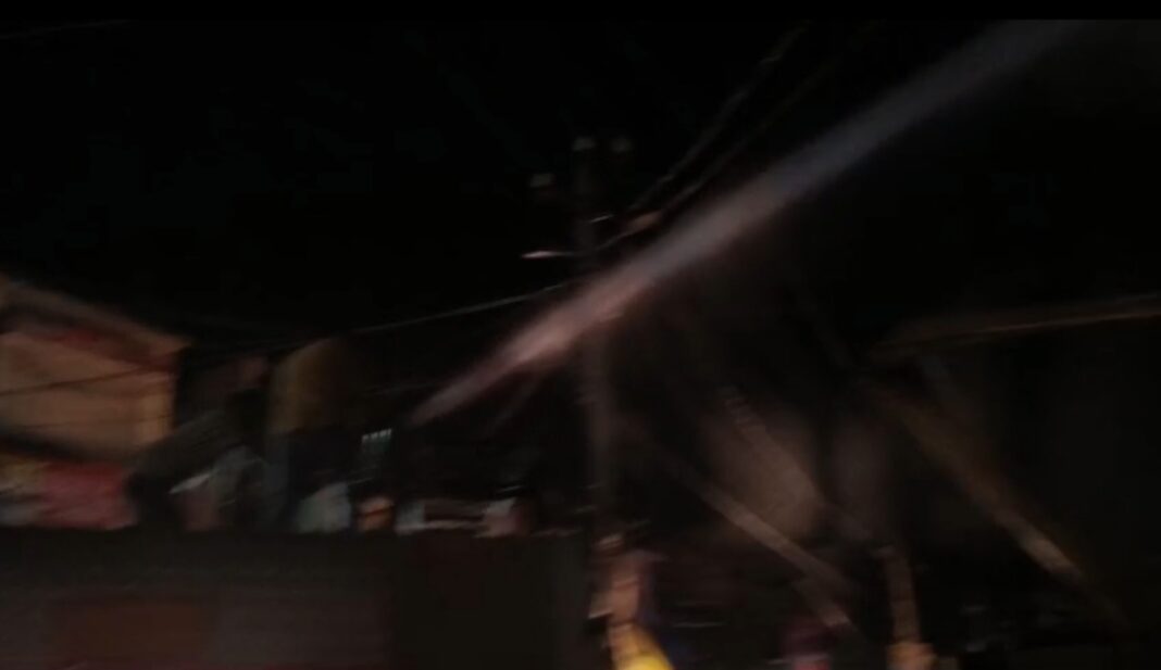 शिवपुरी के करैरा में कपड़ा व्यापारी के घर में भीषण आग, पुलिस ने सो रहे परिवार को बचाया