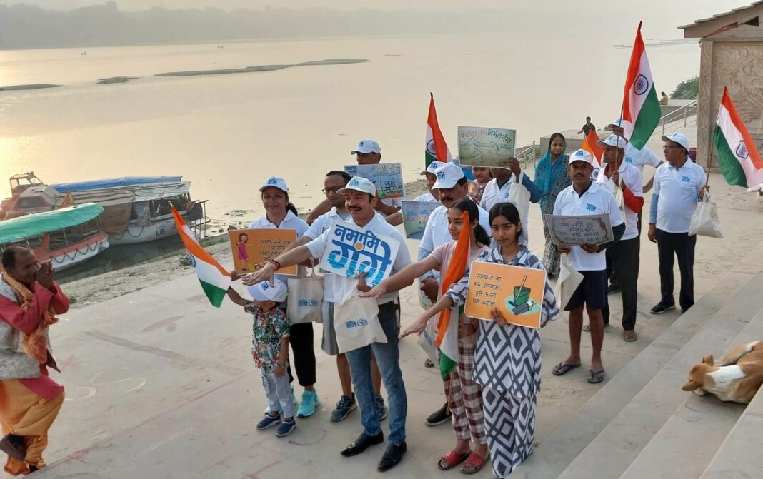 वाराणसी में गंगा स्वच्छता पखवाड़े की शुरुआत, नमामि गंगे स्वयंसेवकों ने घाट पर चलाया सफाई अभियान