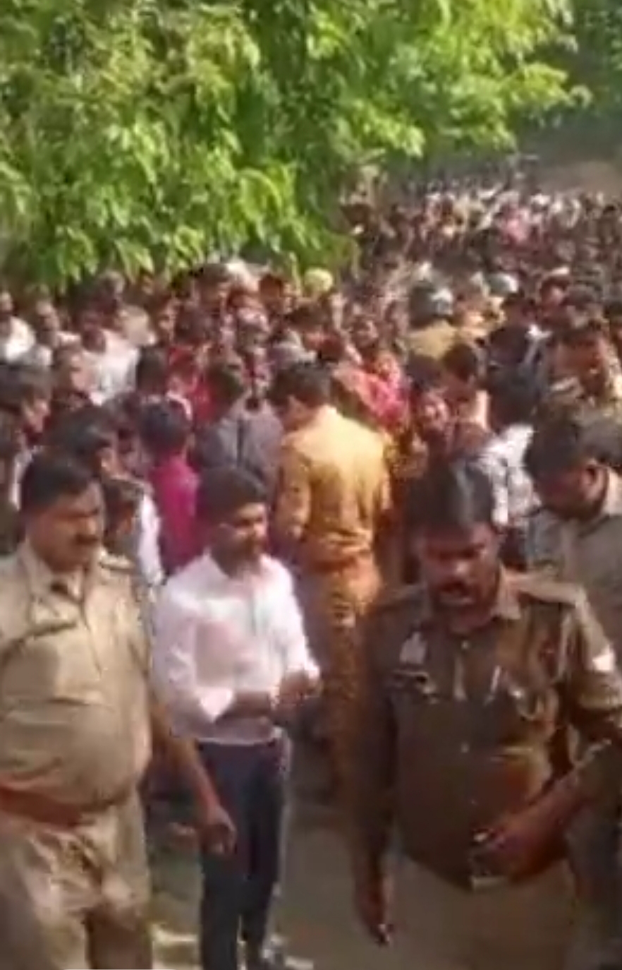 सीतापुर में सनसनी! हिस्ट्रीशीटर का शव पेड़ से लटका मिला, जांच में जुटी पुलिस