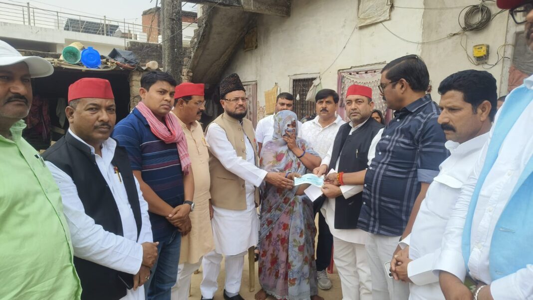 जौनपुर में सपा का बड़ा कदम: पीड़ित परिवार को 2 लाख की मदद—जानें पूरा मामला!