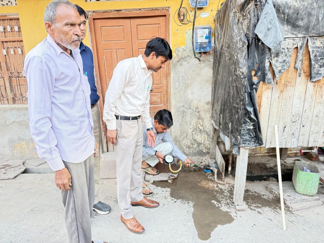 अलवर में पानी को लेकर अलर्ट! प्रशासन ने घर-घर जाकर जांची पेयजल व्यवस्था, तुरंत दिए निर्देश