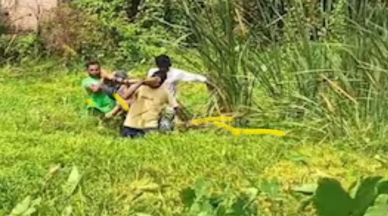 हावड़ा में गड्ढे से युवक का शव बरामद, इलाके में सनसनी