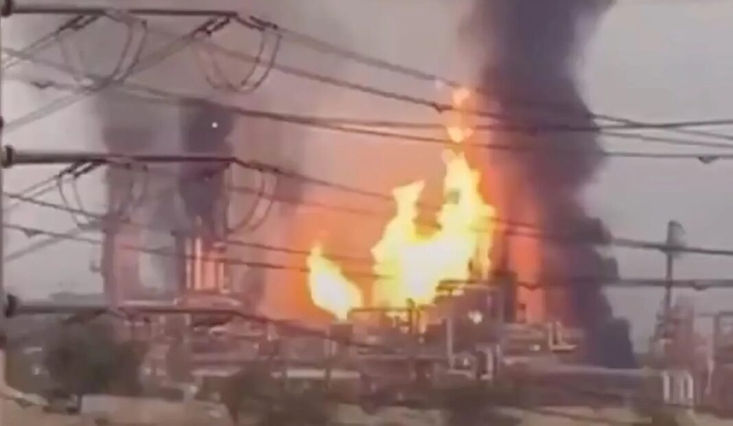 ईरान के इस्फहान पर हमला, दुबई में तेल टैंकर में लगी भीषण आग