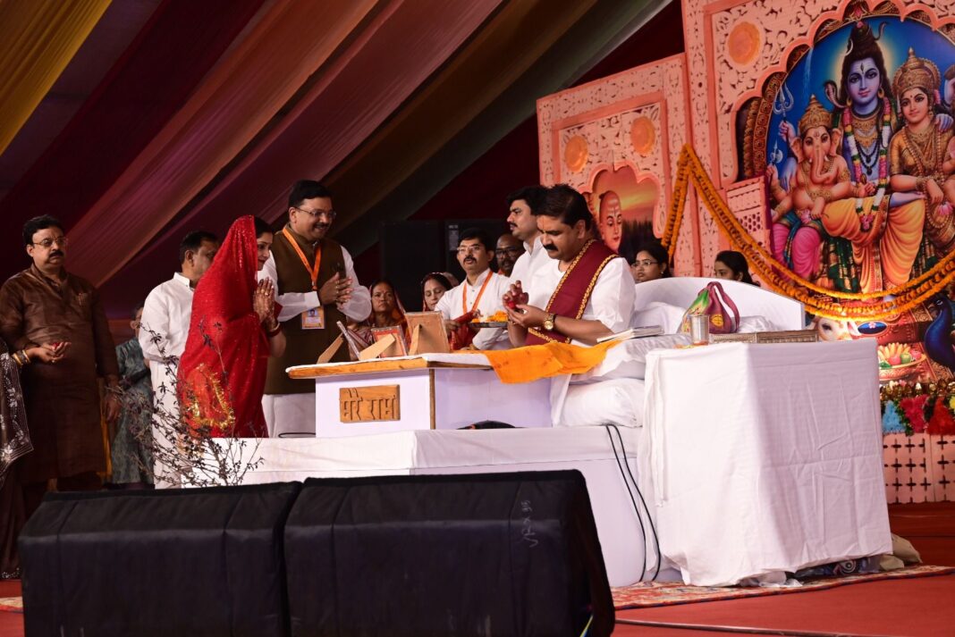 सत्संग से संवरता है मानव जीवन: सीवान में राजन जी महाराज की श्रीराम कथा