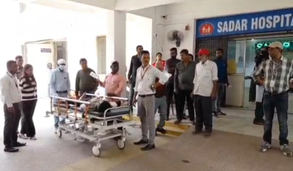 धनबाद में बड़ा हादसा! अपार्टमेंट की छत से गिरा युवक, हालत नाजुक