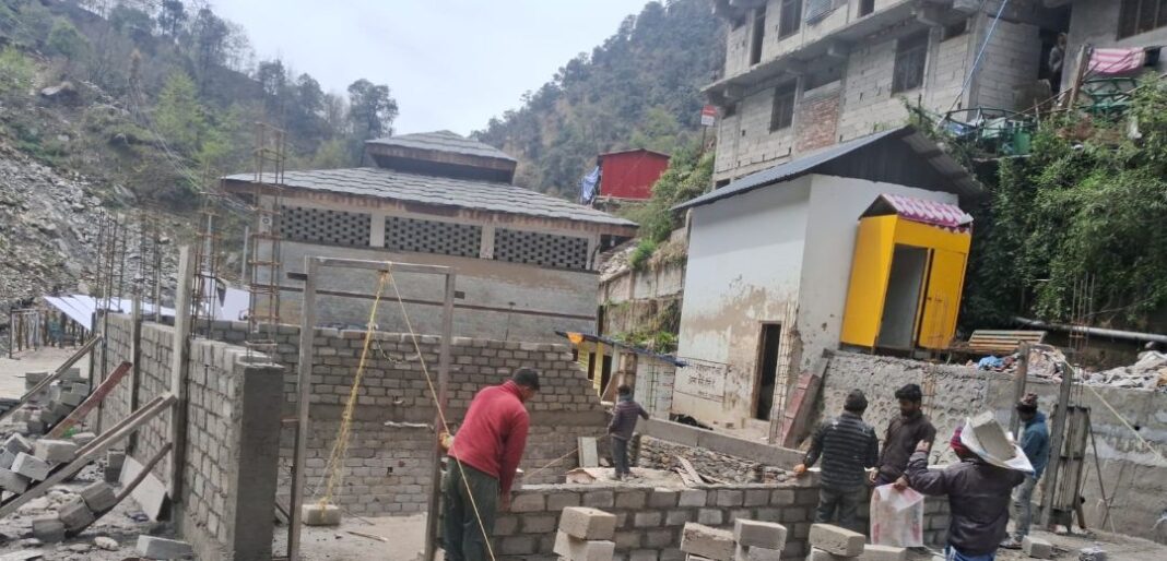 गौरीकुंड तप्त कुंड का पुनर्निर्माण तेज, श्रद्धालुओं के लिए बन रहे आधुनिक चेंजिंग रूम