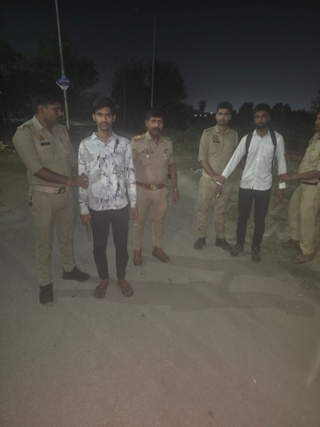 झांसी में पुलिस मुठभेड़ के बाद दो शातिर चोर गिरफ्तार, चोरी का सामान और हथियार बरामद
